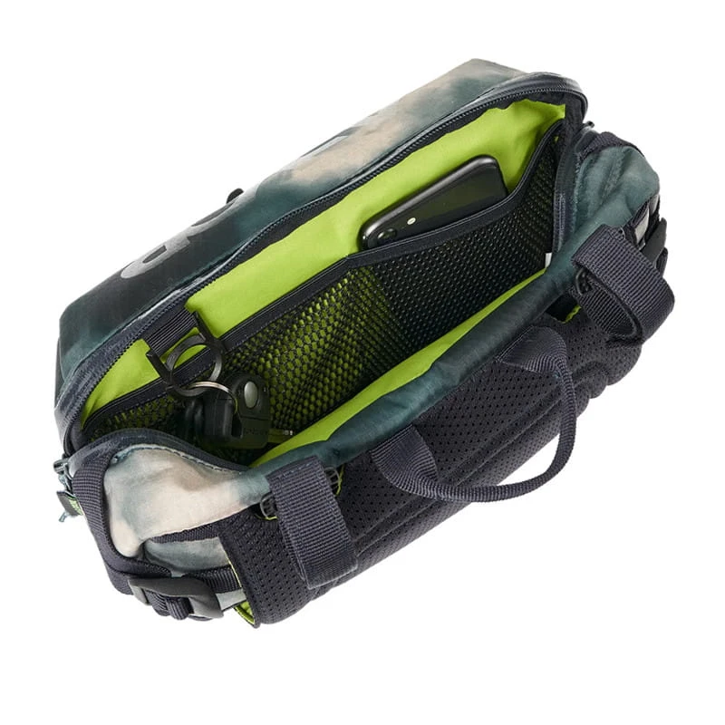 AEVOR Bar Bag Proof Tie Dye Lenker- Und Slingtasche 4 Liter Proof Tie Dye 2 AEVOR Bar Bag Proof Tie Dye Lenker- Und Slingtasche 4 Liter Proof Tie Dye – Bild 2