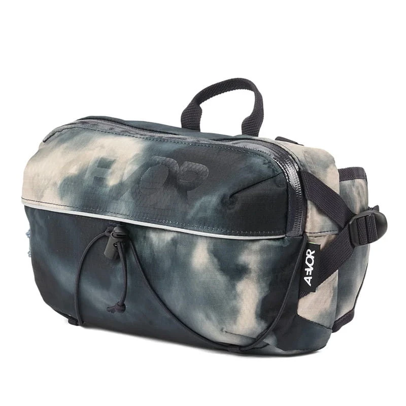 AEVOR Bar Bag Proof Tie Dye Lenker- Und Slingtasche 4 Liter Proof Tie Dye 6 AEVOR Bar Bag Proof Tie Dye Lenker- Und Slingtasche 4 Liter Proof Tie Dye – Bild 6