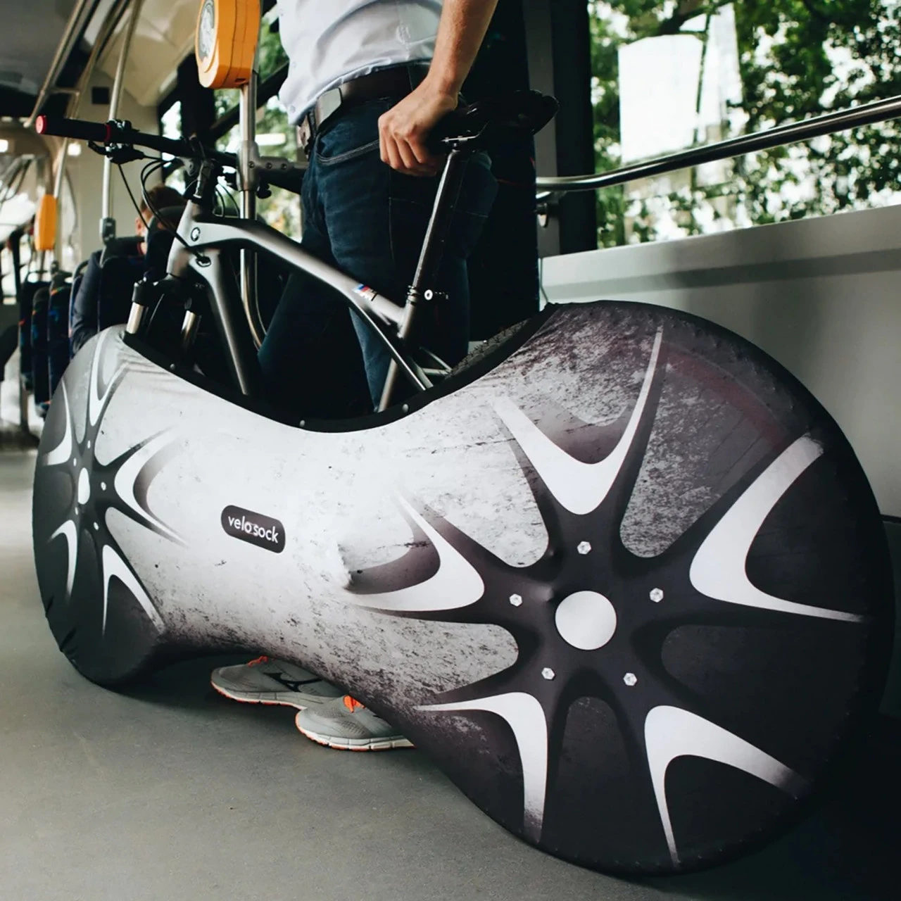 VELOSOCK Indoor-Fahrradüberzug One-Size Für Erwachsenenräder - Silverbird (Schwarz-grau) 2 VELOSOCK Indoor-Fahrradüberzug One-Size Für Erwachsenenräder - Silverbird (Schwarz-grau) – Bild 2